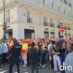 Tensión en la Puerta del Sol al acudir a la acampada un grupo de personas con banderas de España y cruces de Borgoña