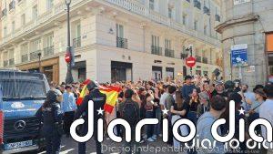 Tensión en la Puerta del Sol al acudir a la acampada un grupo de personas con banderas de España y cruces de Borgoña