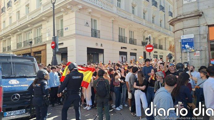 Tensión en la Puerta del Sol al acudir a la acampada un grupo de personas con banderas de España y cruces de Borgoña