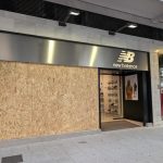 Tiendas del centro de València protegen escaparates ante posibles disturbios y valoran adelantar su cierre este sábado