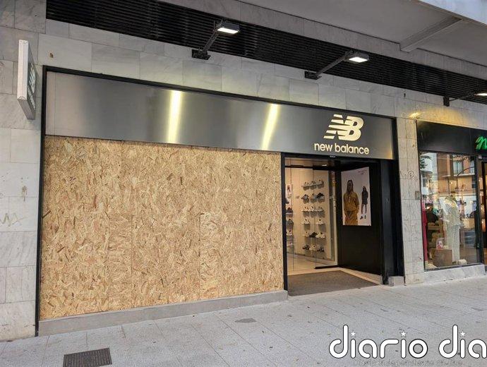 Tiendas del centro de València protegen escaparates ante posibles disturbios y valoran adelantar su cierre este sábado