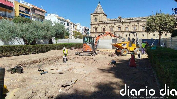 Trasladan cinco grandes árboles a los Jardines del Parlamento debido a las obras de la Línea 3 del Metro de Sevilla