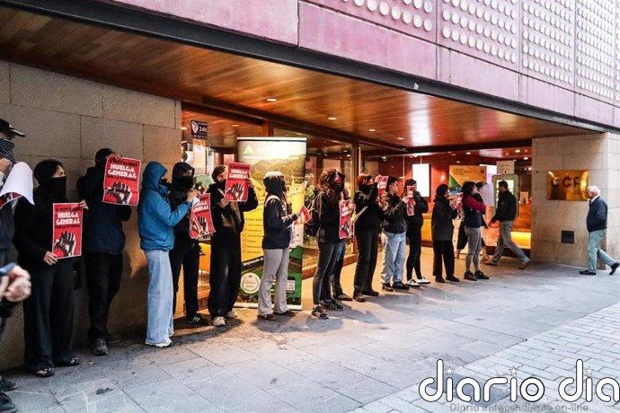 "Tu Airbnb era mi casa"; El Sindicato de Vivienda de La Rioja se planta ante el lobby de los pisos turísticos