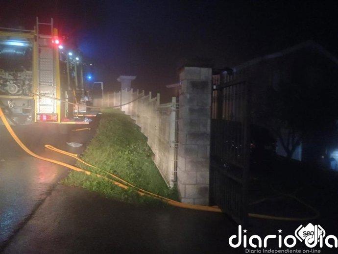 Un afectado por inhalación de humo en el incendio de un garaje de una vivienda en Tablao (Mieres)