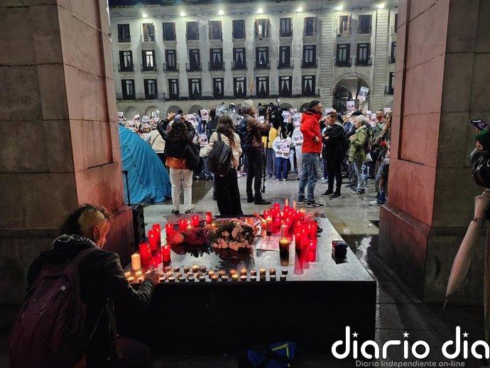 Un centenar de personas guardan silencio en la Porticada de Santander: "Maricarmen vive, la lucha sigue"