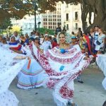 Un desfile lleno de color y folklore celebra el 12 de Octubre en València como "puente de hermandad" entre los pueblos