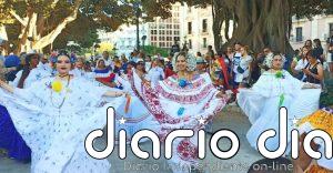Un desfile lleno de color y folklore celebra el 12 de Octubre en València como "puente de hermandad" entre los pueblos
