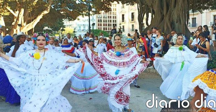Un desfile lleno de color y folklore celebra el 12 de Octubre en València como "puente de hermandad" entre los pueblos