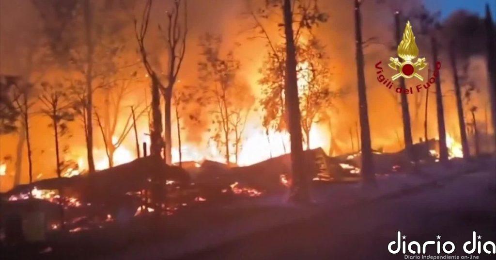 Un incendio afecta a un camping junto al lago de Garda en el norte de Italia