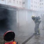 Un incendio quema una cochera con un vehículo y afecta a otras dos en Raíces Nuevo (Castrillón)