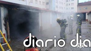 Un incendio quema una cochera con un vehículo y afecta a otras dos en Raíces Nuevo (Castrillón)
