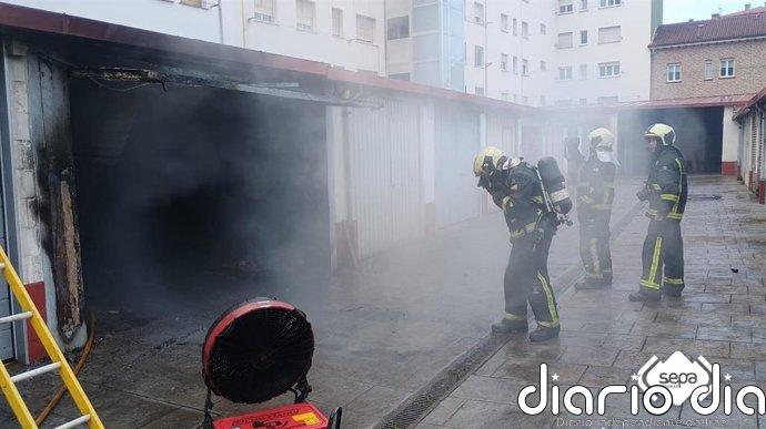 Un incendio quema una cochera con un vehículo y afecta a otras dos en Raíces Nuevo (Castrillón)