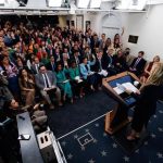 Un juez extiende el acceso a CNN, MS NOW y Politico a la Casa Blanca y considera inconstitucional el veto de Trump