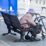 Un total de 236.736 personas están a la espera de la dependencia, un 16,6% menos que hace un año, según el Imserso