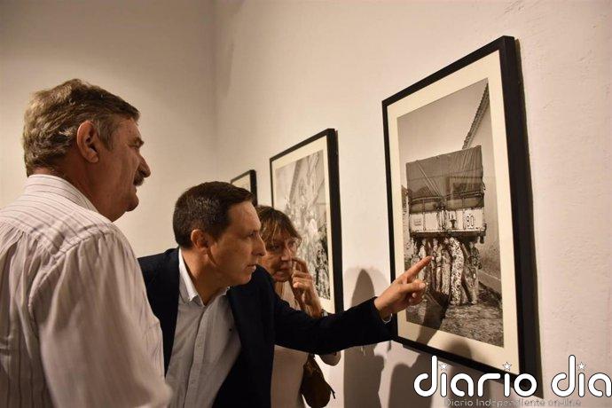 Una exposición que recorre medio siglo de imágenes de la Endiablada de Almonacid reúne a fotógrafos de talla mundial