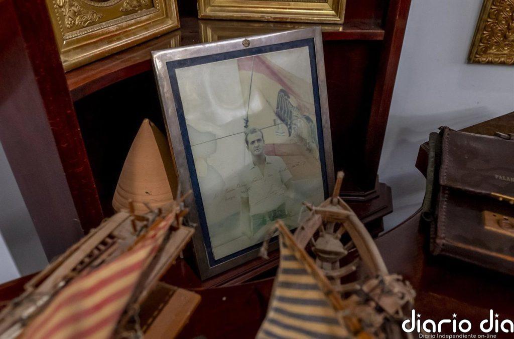 Una foto de Juan Carlos I dedicada a Franco y varios retratos del dictador, a subasta entre los objetos de Meirás