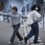 Una joven francesa de 17 años pierde la visión de un ojo por el impacto de gas lacrimógeno lanzado por la Policía