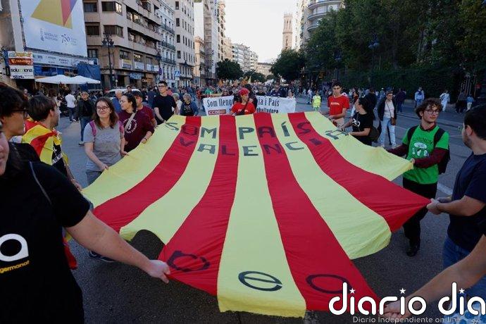 Una manifestación sale a la calle para reivindicar una Comunitat "de futuro" que respeta su lengua y origen