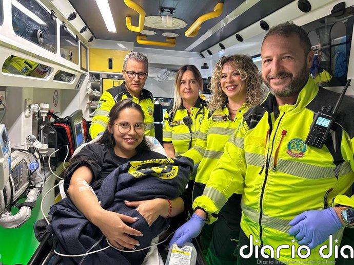 Una mujer da a luz en el baño de un bar de Ciudad Lineal atendiendo las instrucciones del Samur-PC
