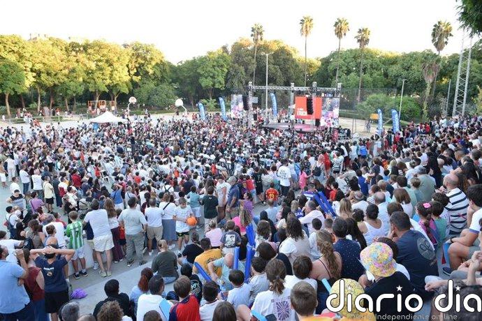 Unas 2.500 personas asisten al espectáculo solidario de Fútbol Freestyle en el Parque de los Príncipes de Sevilla
