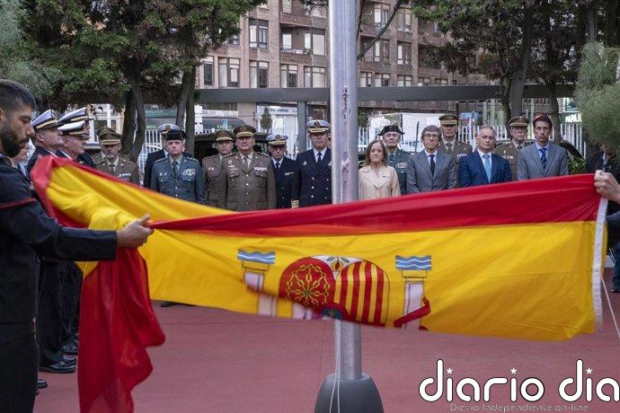 Urrutia asiste en la Comandancia Naval al acto solemne de arriado de la Bandera con motivo de la Fiesta Nacional