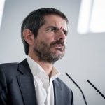 Urtasun acusa a Feijóo de estar "entregado al trumpismo" y asegura que el voto por correo español es envidiable