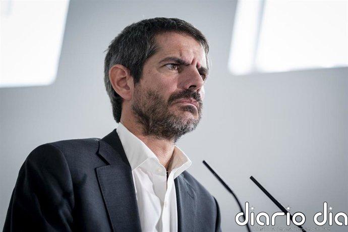 Urtasun acusa a Feijóo de estar "entregado al trumpismo" y asegura que el voto por correo español es envidiable