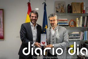 Urtasun impone la Encomienda de Alfonso X el Sabio al director de orquesta David Afkham