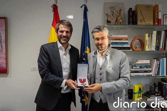 Urtasun impone la Encomienda de Alfonso X el Sabio al director de orquesta David Afkham