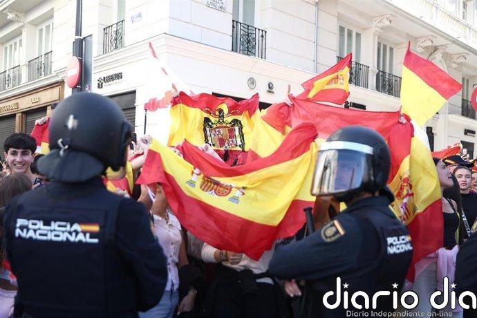Varios policías heridos y cuatro detenidos por altercados en Sol tras el desfile de la Hispanidad