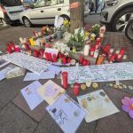 Vecinos dejan flores, velas y mensajes ante el portal de Maricarmen: "Que la vivienda no cueste ninguna vida más"