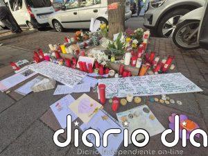 Vecinos dejan flores, velas y mensajes ante el portal de Maricarmen: "Que la vivienda no cueste ninguna vida más"
