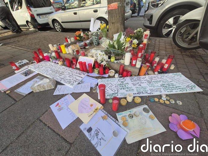 Vecinos dejan flores, velas y mensajes ante el portal de Maricarmen: "Que la vivienda no cueste ninguna vida más"