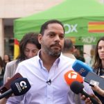 Vox promete deportar a todos los migrantes en situación irregular si alcanza una "fuerza suficiente" tras el 29N