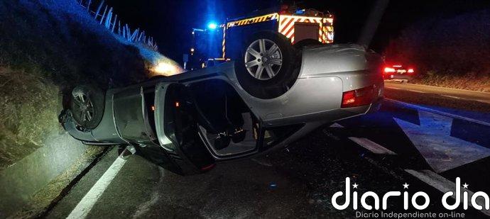Vuelco sin heridos de un coche en la N-634 en Cabezón de la Sal