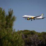 Vueling ofrece cambiar gratis vuelos desde Barcelona programados hasta las 15 del domingo por la lluvia