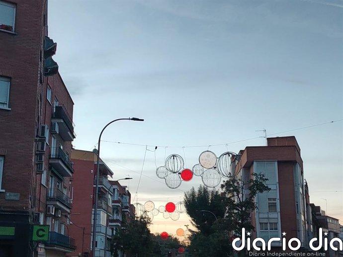 Ya es Navidad en Madrid, o casi, con la instalación de las luces y 900.000 euros más de presupuesto
