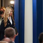 Zacharia dimite como portavoz de la Casa Blanca tras perder el apoyo de Trump, a quien le ha agradecido su labor
