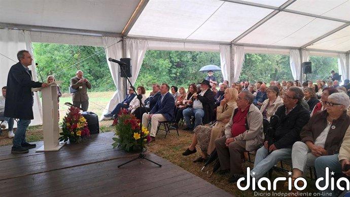 Zapico defiende "conquistar las calles y las urnas" por el derecho a la vivienda y homenajea a víctimas del franquismo